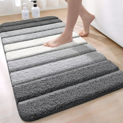 pose pieds sur tapis de salle de bain apres douche tapisrelax