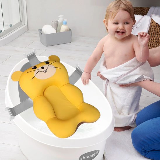 siege bebe bain bebe souriant faire douche Hamster