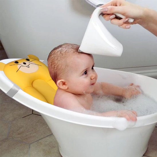 siege bebe bain maman fait douche bebe content dans bassinette Hamster