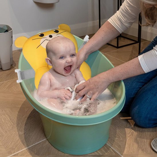 siege bebe bain maman fait douche bebe dans bassinette Hamster