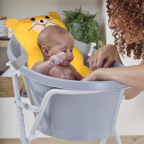 siege bebe bain maman regarde bebe prendre douche Hamster