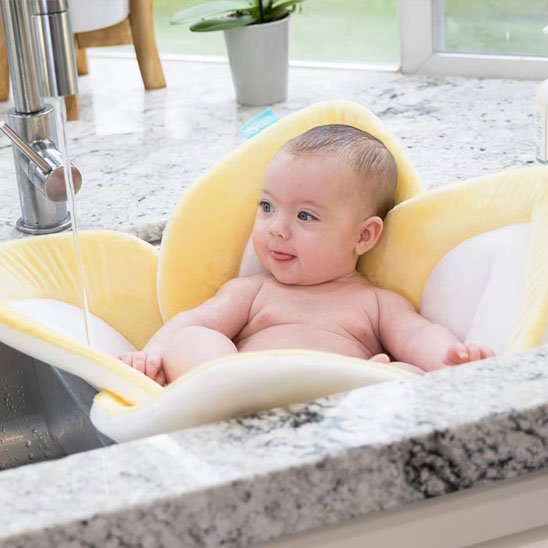 Ange relaxe dans siegede bain pour bebe siegedoux