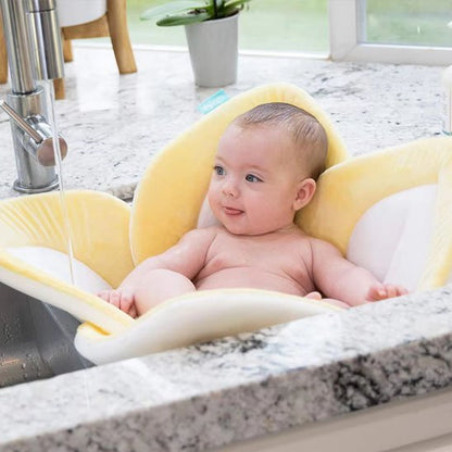 Ange relaxe dans siegede bain pour bebe siegedoux