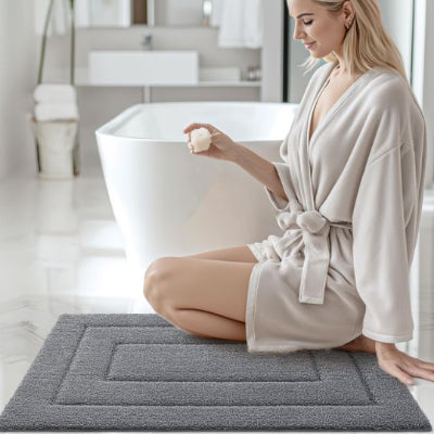 femme assise tapis pour salle de bain avec sourire molletapis