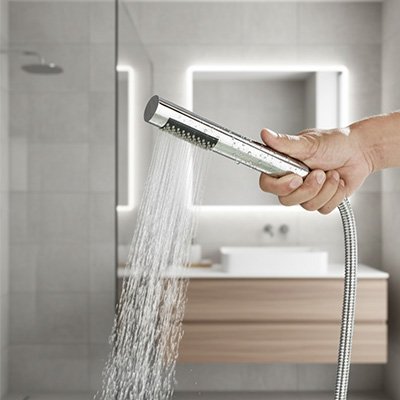 Pommeau de douche argent entre mains homme ecopress