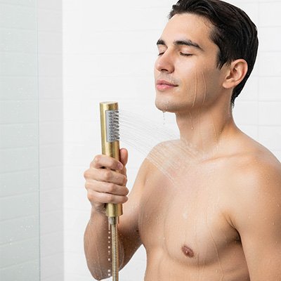 Pommeau de douche-entre mains homme ecopress