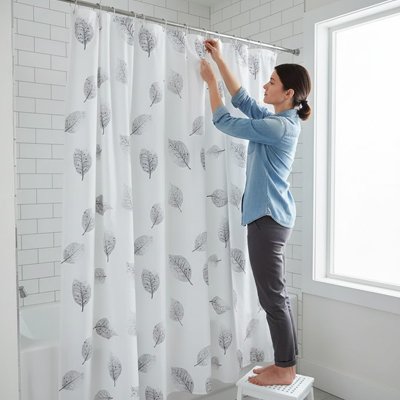 Rideau de douche blanc avec motif installation femme anti-moisissure 