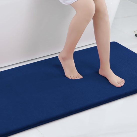 Tapis absorbant​ bleu moelleux mis pieds dessus Ultraprotect