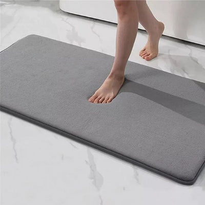 Tapis absorbant​ gris moelleux mis pieds dessus Ultraprotect