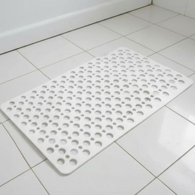 Tapis de bain antidérapant gris avec gros troues près douche ultra adhérant 
