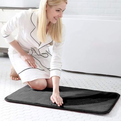 tapis de bain femme sourire contente tapiscoeur